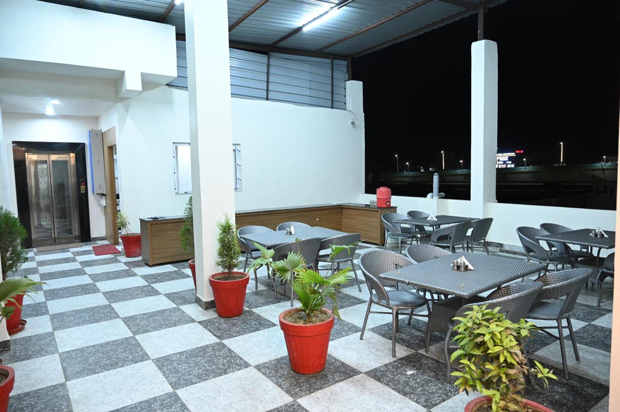 The Janki Hotel Ayodhya Zewnętrze zdjęcie